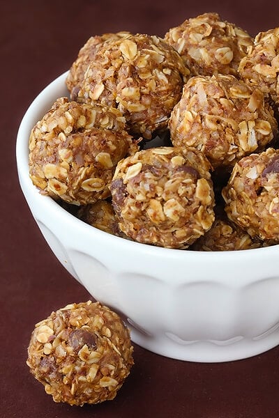 No Bake Energy Bites -- these delicious bites are perfect for breakfast, snacking, even dessert! | gimmesomeoven.com #vegan