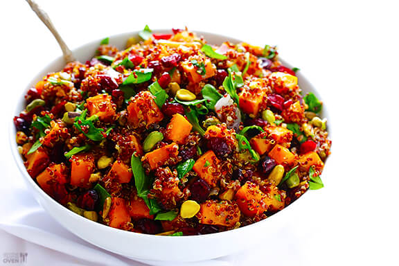 Quinoa 'Stuffing' (Quinoa avec courge musquée, canneberges et pistaches) | gimmesomeoven.com #glutenfree #vegan