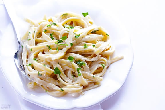 Skinny Fettuccine Alfredo Recipe | gimmesomeoven.com