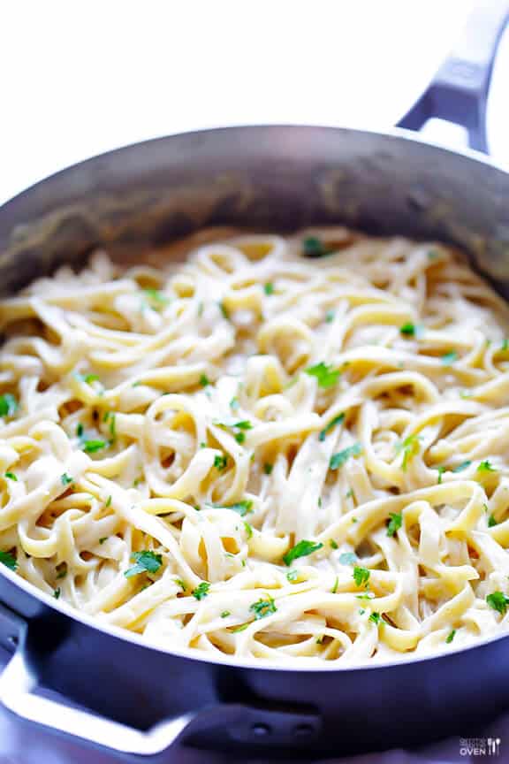 Skinny Fettuccine Alfredo Recipe | gimmesomeoven.com