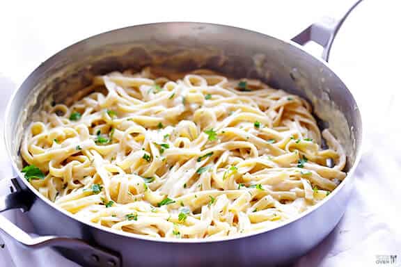 Skinny Fettuccine Alfredo Recipe | gimmesomeoven.com