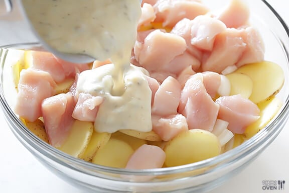 Fácil Lemon Chicken Potato Casserole | gimmesomeoven.com