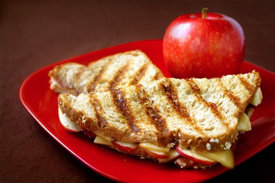 Smoked-Gouda-Grilled-Cheese-with-Apples-and-Bacon