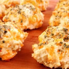 Garlic Cheddar Biscuits (a la Red Lobster)