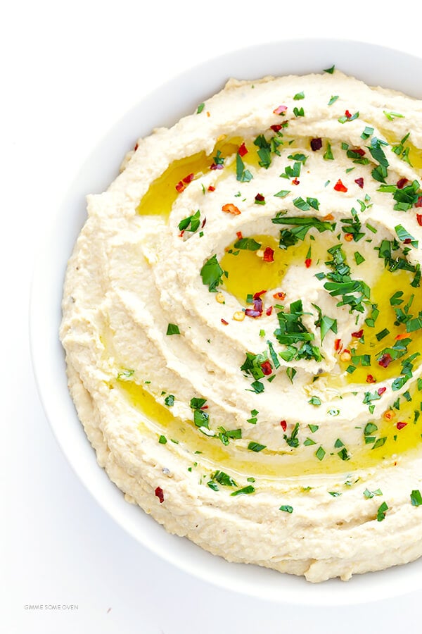 Learn how to make classic hummus with this delicious and super-easy recipe! | gimmesomeoven.com