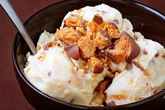 https://www.gimmesomeoven.com/wp-content/uploads/2010/05/butterfinger-ice-cream3.jpg