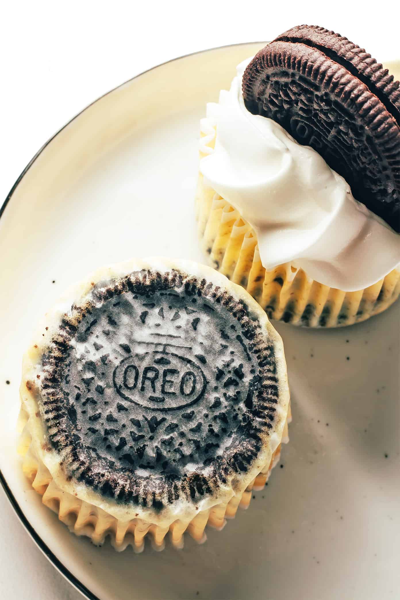 Oreo aparecendo na parte inferior de uma embalagem de cheesecake