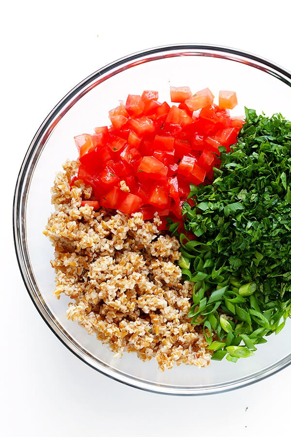 This classic tabbouleh recipe is easy to make with tons of fresh herbs, lemon and bulgur, and it always tastes SO refreshing! | gimmesomeoven.com