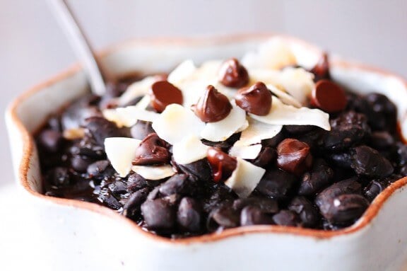 https://www.gimmesomeoven.com/wp-content/uploads/2012/11/black-bean-chili-with-chocolate-and-coconut-53-576x383.jpg