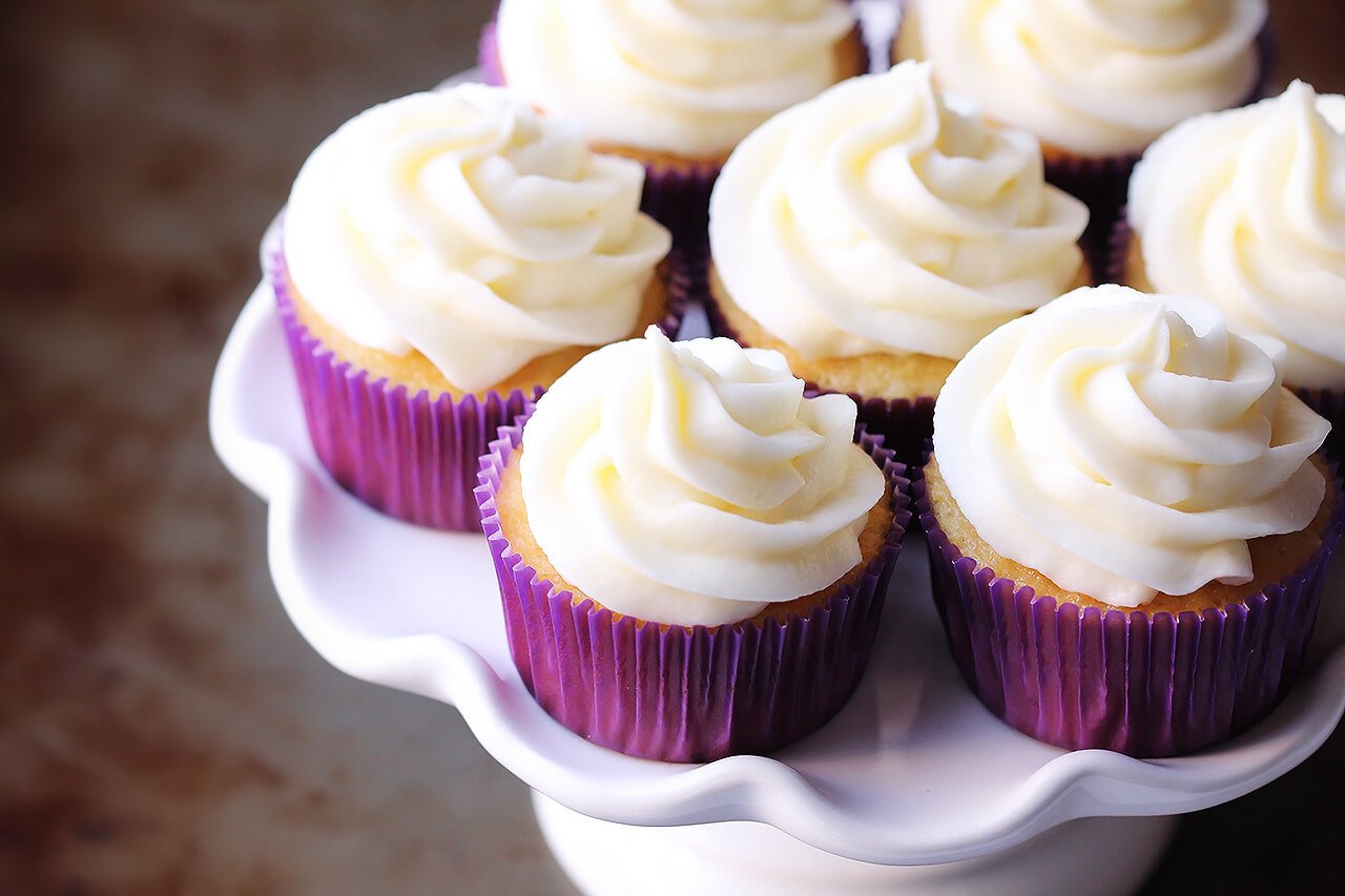 https://www.gimmesomeoven.com/wp-content/uploads/2012/11/favorite-vanilla-cupcakes-1.jpg