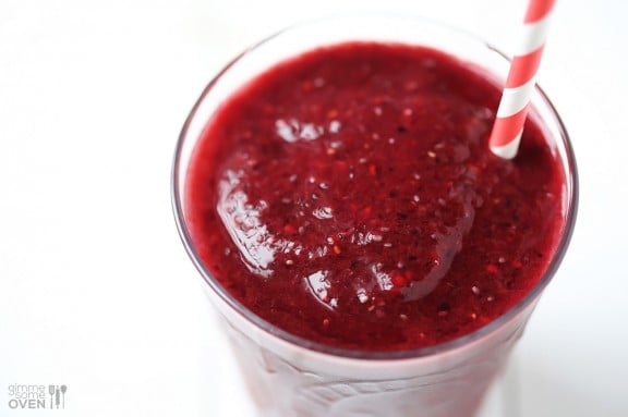 Easy Berry Smoothie | gimmesomeoven.com