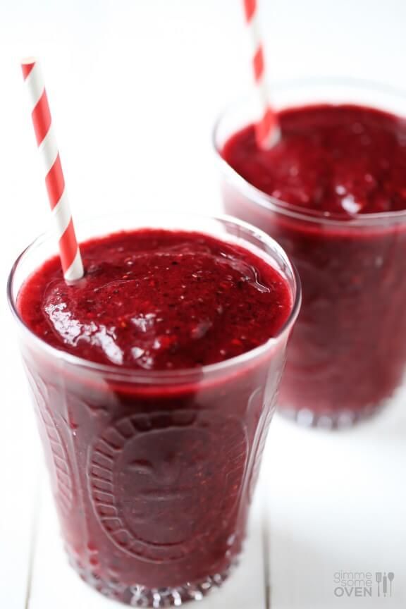 Easy Berry Smoothie | gimmesomeoven.com