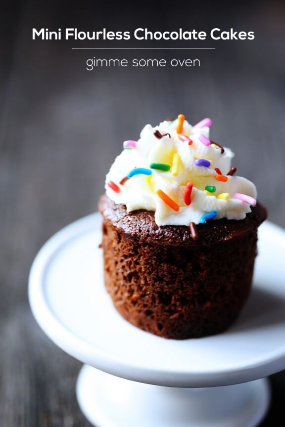 Mini Flourless Chocolate Cakes | gimmesomeoven.com