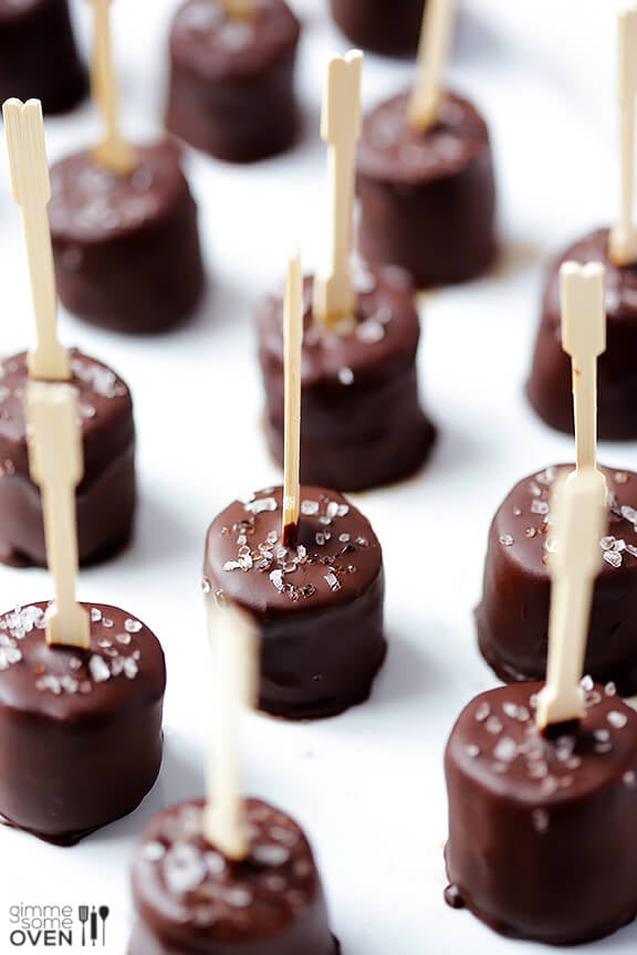 Salted Chocolate Frozen Banana Bites | gimmesomeoven.com