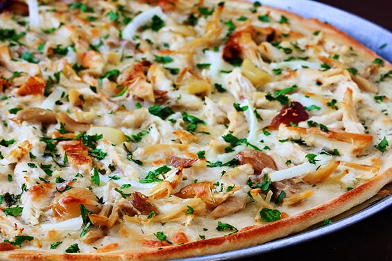 Roasted Garlic Chicken Pizza | gimmesomeoven.com