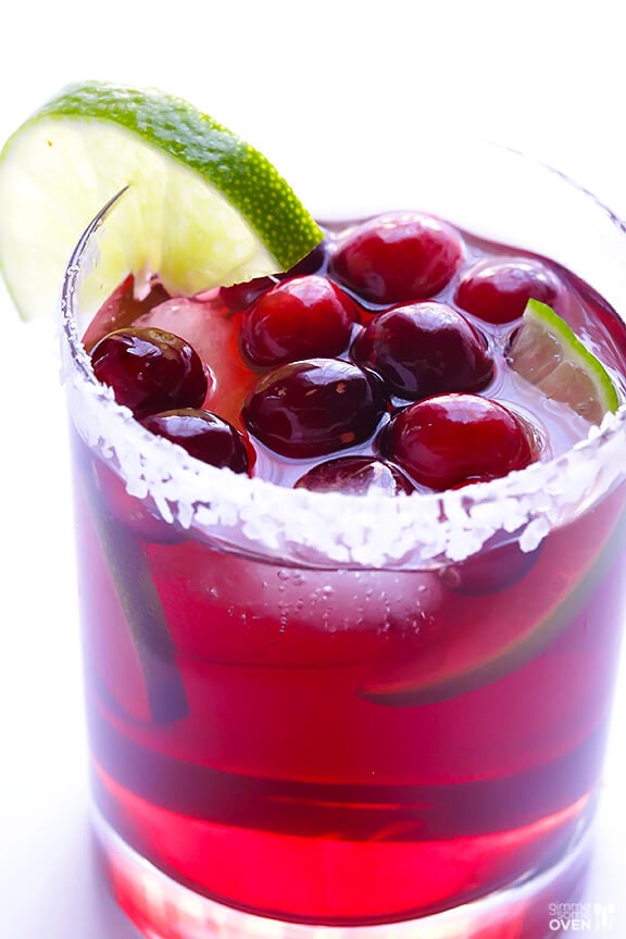 Cranberry Margaritas Recipe / gimmesomeoven.fiquei um pouco criativo com a decoração. Você pode usar amoras frescas, Limas (cunhas, fatias, caracóis, o que quiser!), gelo (em cubos, esmagado, misturado), ou o que o seu coração amoroso de arando-margarita desejar.