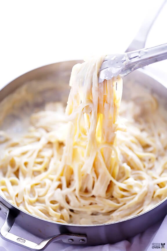 https://www.gimmesomeoven.com/wp-content/uploads/2013/11/Skinny-Fettuccine-Alfredo-4.jpg