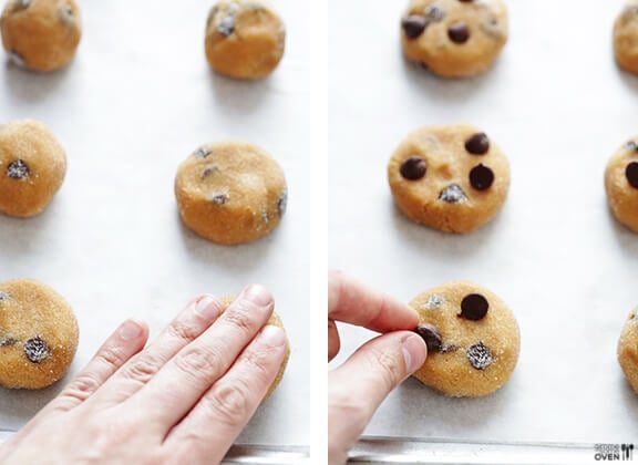 4-Ingredient Peanut Butter Chocolate Chip Cookies | gimmesomeoven.com