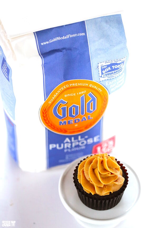 Chocolate Peanut Butter Cupcakes | gimmesomeoven.com