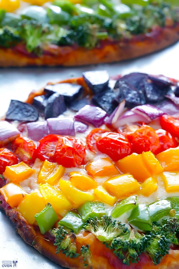 Rainbow Veggie Flatbread Pizza - quick, healthier, and SO tasty! | gimmesomeoven.com