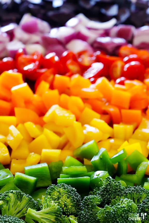 Rainbow Veggie Flatbread Pizza - quick, healthier, and SO tasty! | gimmesomeoven.com