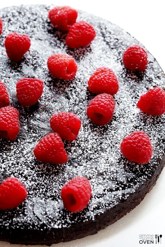 How To Make A Flourless Chocolate Cake | gimmesomeoven.com