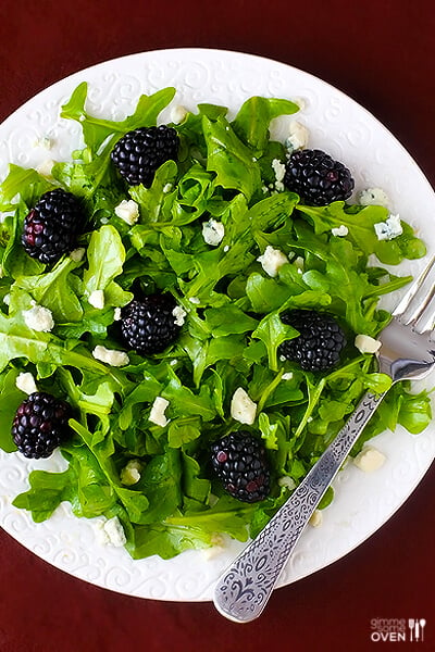 Easy Blackberry Arugula Salad | gimmesomeoven.com