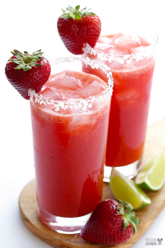 Fresh Strawberry Margarita -- all you need are 5 ingredients and 5 minutes to make these fresh and naturally-sweetened drinks! gimmesomeoven.com