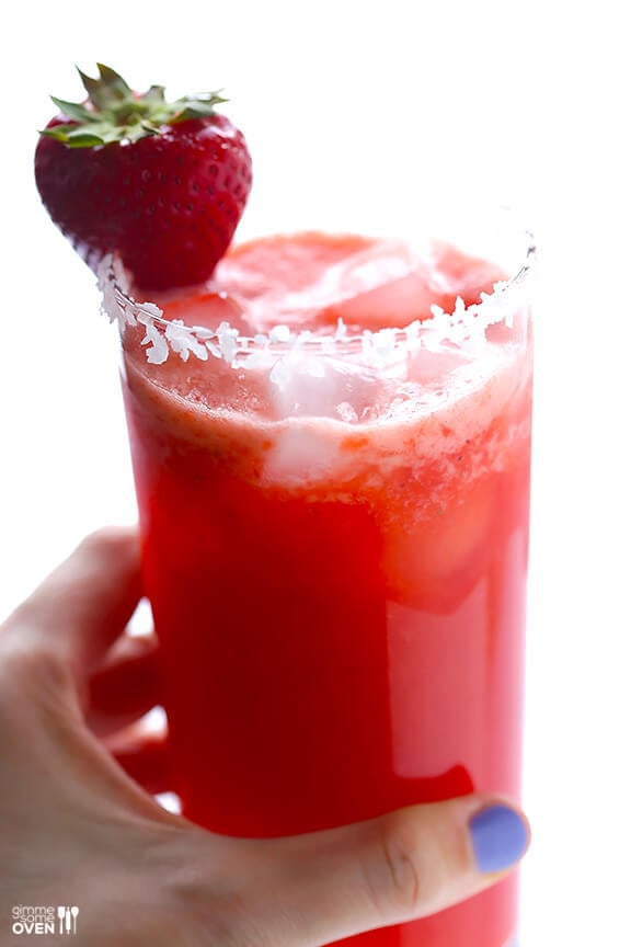 Fresh Strawberry Margarita -- all you need are 5 ingredients and 5 minutes to make these fresh and naturally-sweetened drinks! gimmesomeoven.com