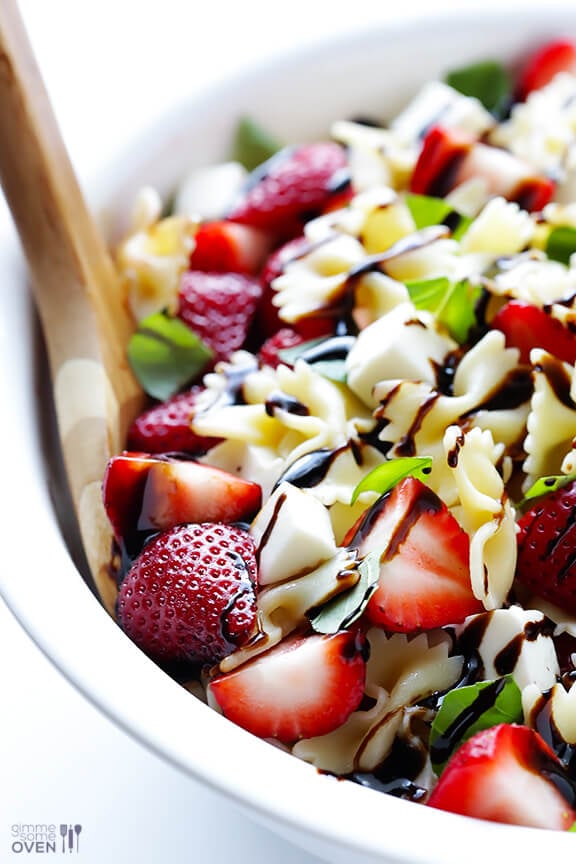 5 Ingredient Strawberry Caprese Pasta Salad | gimmesomeoven.com #easy #recipe #vegetarian