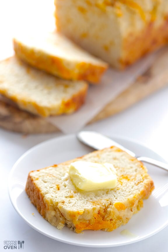 Garlic Cheddar Beer Bread | gimmesomeoven.com #recipe