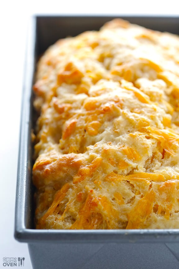 Garlic Cheddar Beer Bread | gimmesomeoven.com #recipe