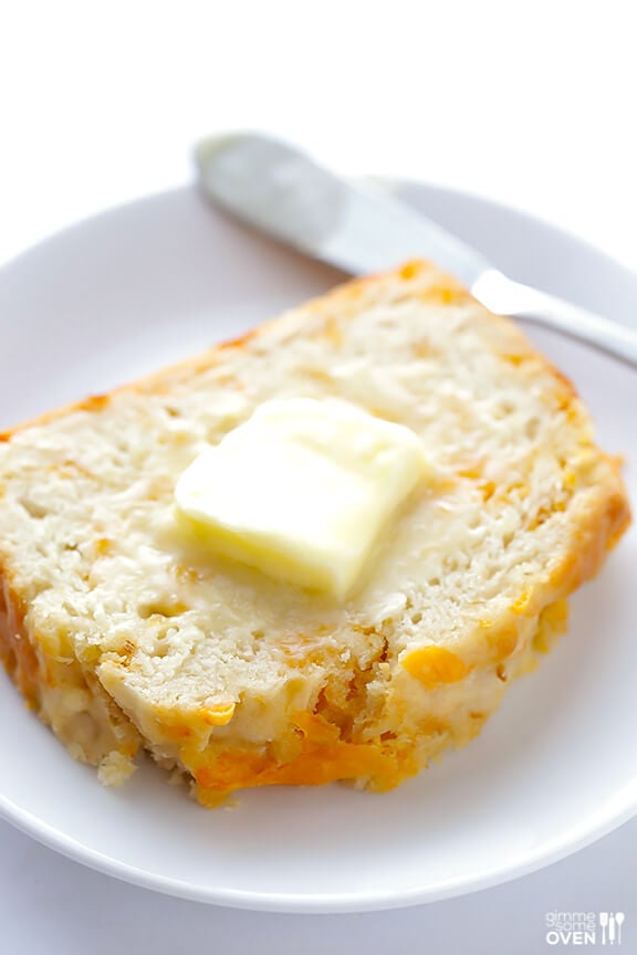 Garlic Cheddar Beer Bread | gimmesomeoven.com #recipe