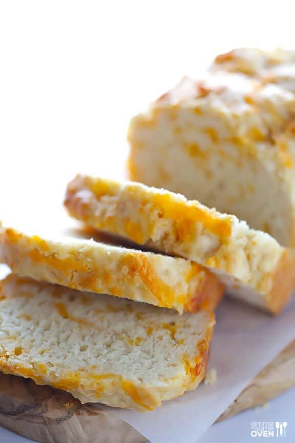 Garlic Cheddar Beer Bread | gimmesomeoven.com #recipe