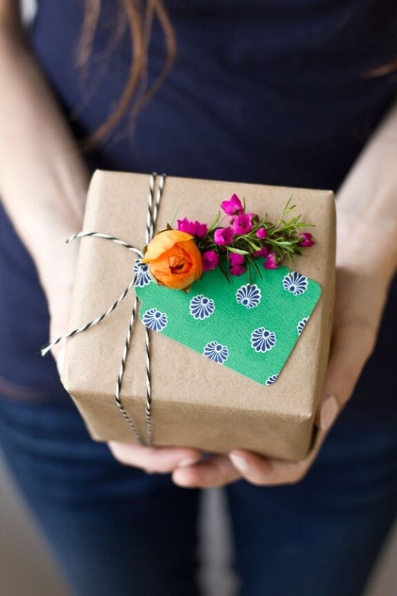 DIY-Fresh-Flower-Gift-Tag