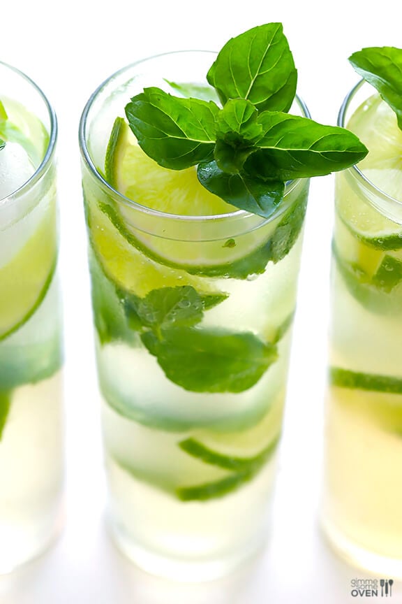 Ginger Beer Mojito -- All you need are 4 ingredients and 1 minute to make this fresh and tasty drink! | gimmesomeoven.com #cocktail #mocktail #recipe