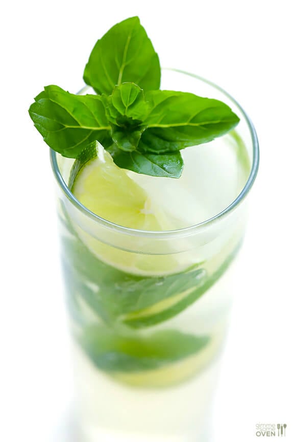 Ginger Beer Mojito -- All you need are 4 ingredients and 1 minute to make this fresh and tasty drink! | gimmesomeoven.com #cocktail #mocktail #recipe