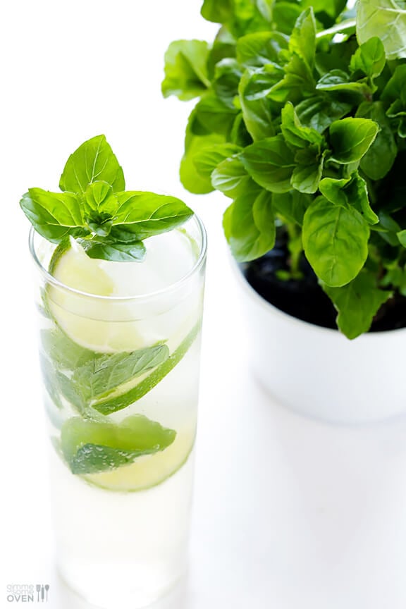 Ginger Beer Mojito -- All you need are 4 ingredients and 1 minute to make this fresh and tasty drink! | gimmesomeoven.com #cocktail #mocktail #recipe