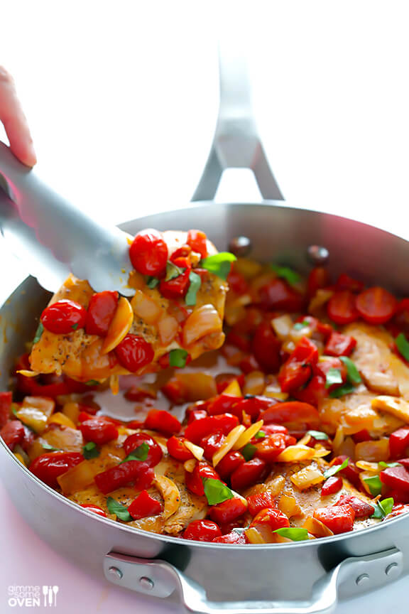 Easy Italian Chicken Skillet Recipe -- fresh, flavorful and ready to go in less than 30 minutes! gimmesomeoven.com #italian #chicken