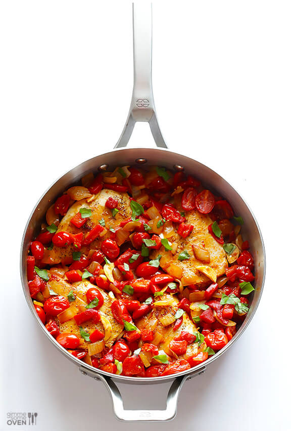 Easy Italian Chicken Skillet Recipe -- fresh, flavorful and ready to go in less than 30 minutes! gimmesomeoven.com #italian #chicken