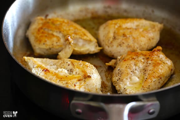 Easy Italian Chicken Skillet Recipe -- fresh, flavorful and ready to go in less than 30 minutes! gimmesomeoven.com #italian #chicken