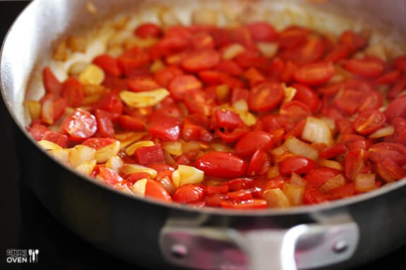 Easy Italian Chicken Skillet Recipe -- fresh, flavorful and ready to go in less than 30 minutes! gimmesomeoven.com #italian #chicken