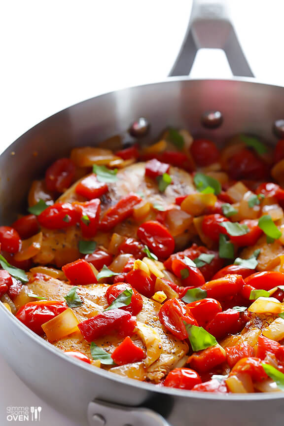 Easy Italian Chicken Skillet Recipe -- fresh, flavorful and ready to go in less than 30 minutes! gimmesomeoven.com #italian #chicken