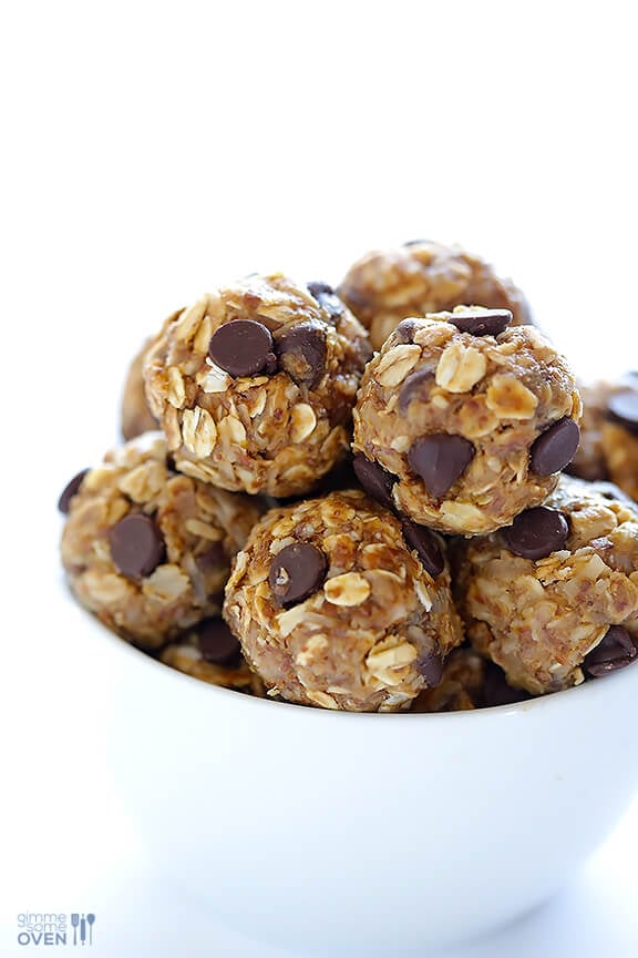 No Bake Energy Bites -- these delicious bites are perfect for breakfast, snacking, even dessert! | gimmesomeoven.com #vegan