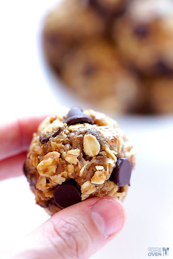 No Bake Energy Bites -- these delicious bites are perfect for breakfast, snacking, even dessert! | gimmesomeoven.com #vegan