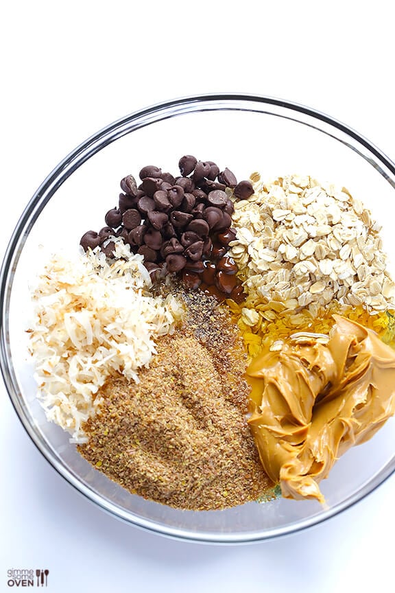 No Bake Energy Bites -- these delicious bites are perfect for breakfast, snacking, even dessert! | gimmesomeoven.com #vegan