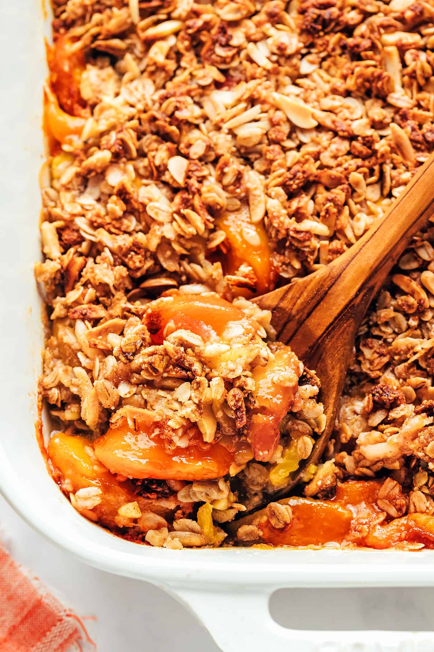 Closeup de Peach Crisp com colher
