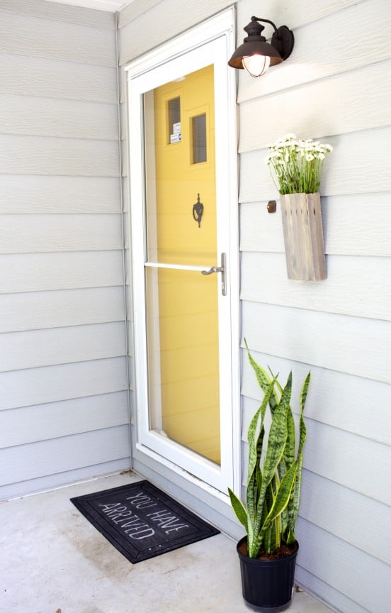 DIY Hanging Flower Box | www.gimmesomeoven.com/style