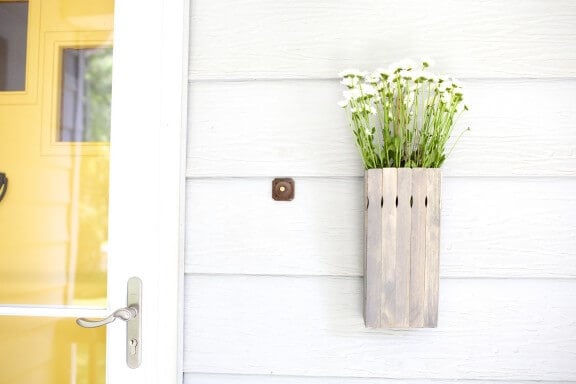 DIY Hanging Flower Box | www.gimmesomeoven.com/style