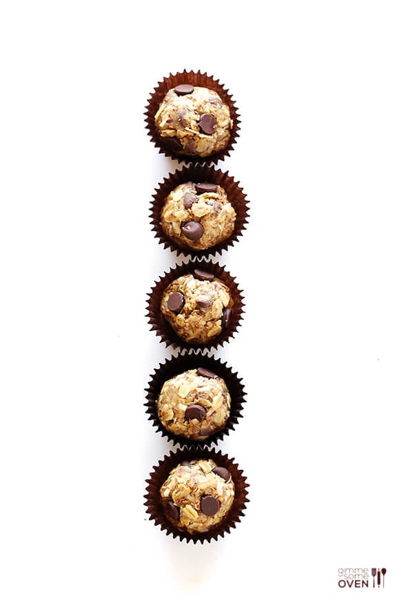 Cashew Dark Chocolate Energy Bites | gimmesomeoven.com #glutenfree #vegan